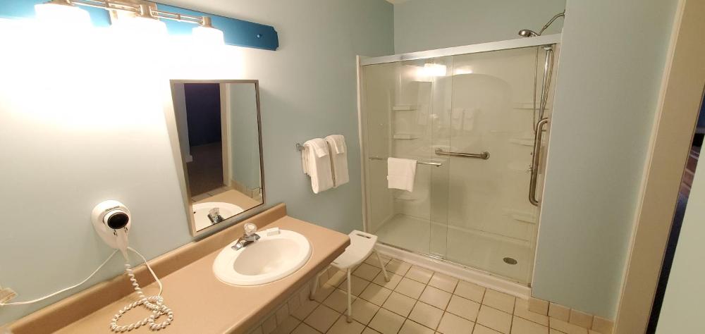 Queen Room - Disability Access interior